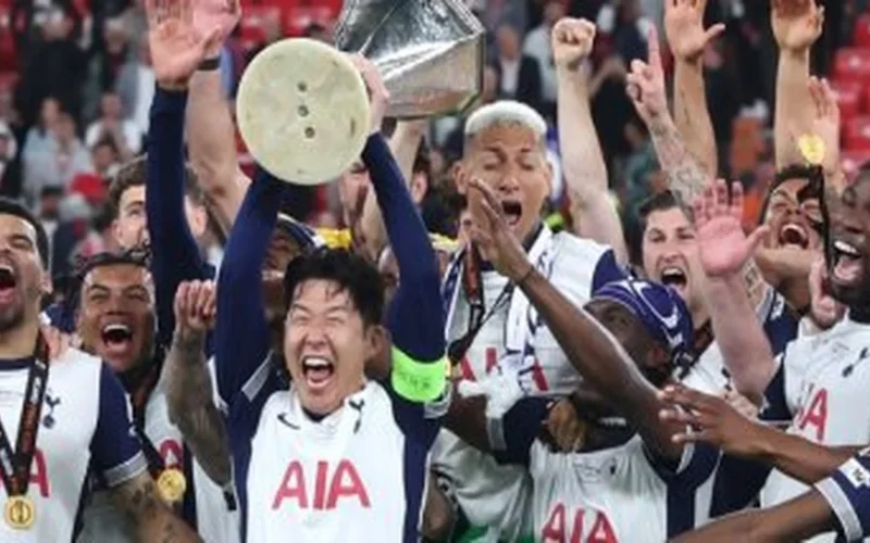 رحيل الأساطير يلوح.. سون يلتحق بثنائي الأهلي في موسم 2026